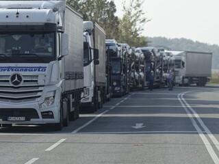 Na hranici SR a ČR hrozia dlhé kolóny, dôvodom je mýtny systém