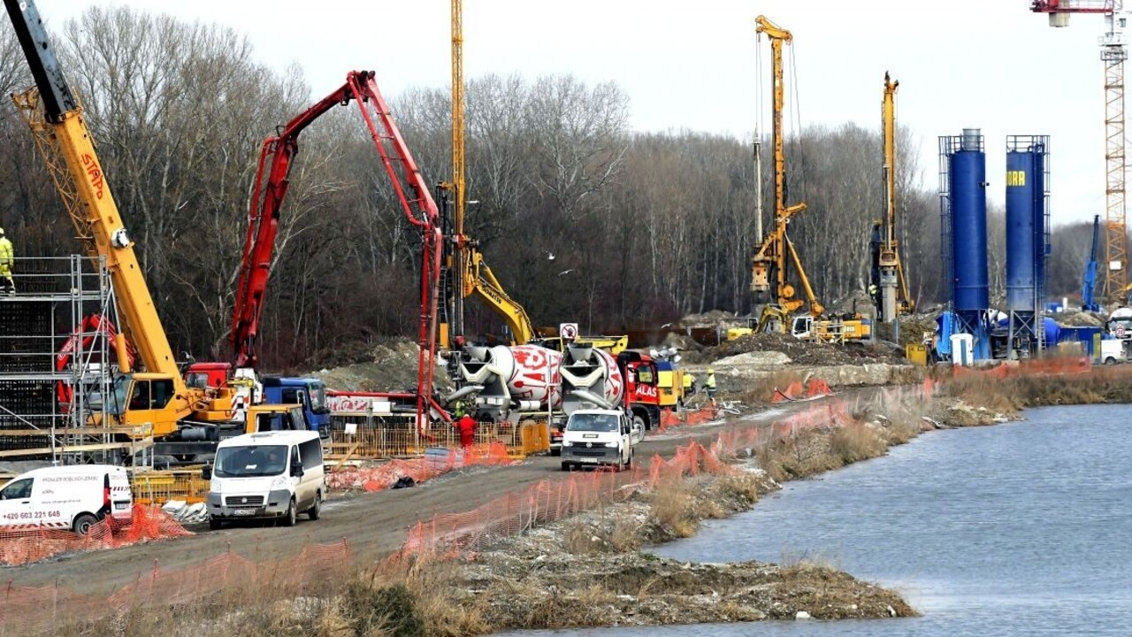 Na časti D4 sa zastavili práce. Čaká sa, čo s azbestom