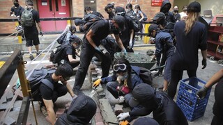 V Hongkongu silnejú demonštrácie, hovorí sa o zákaze vychádzania