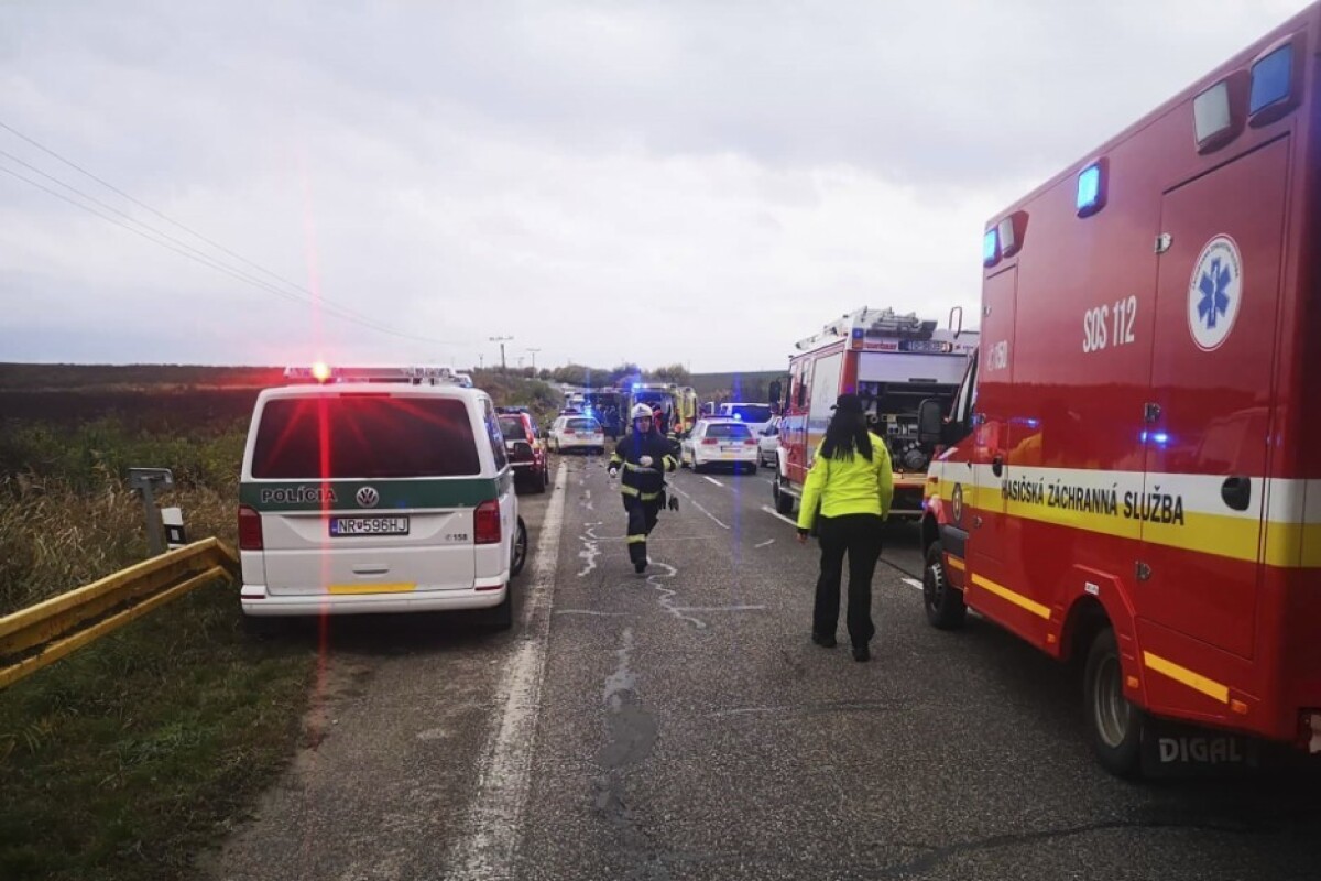 slovakia-bus-crash-54894-dd7367a3c49841afb8218c2c97b9d82b_44f44bae.jpg