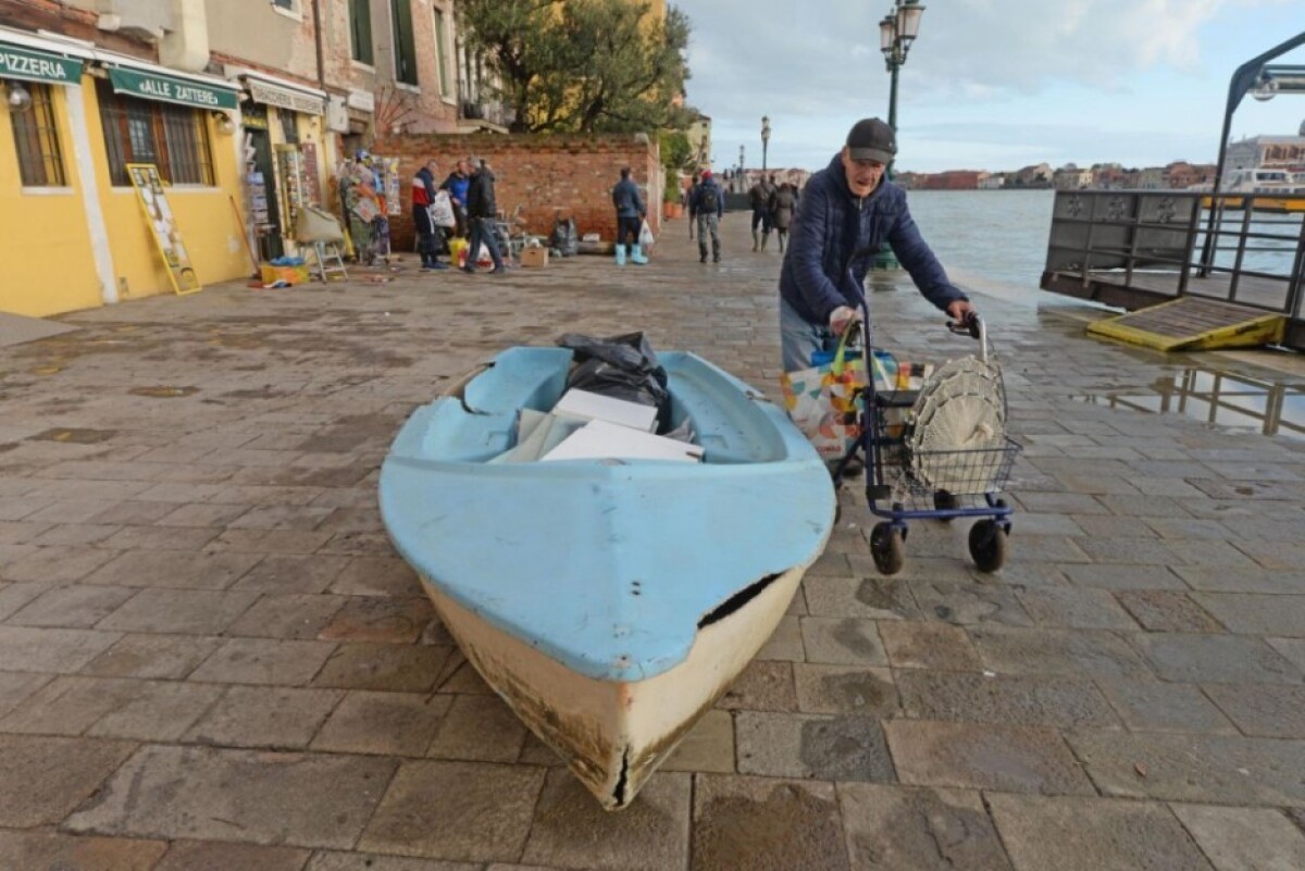 italy-venice-flooding-20858-95717852053e4893a7e1dea32133b0c2_eae63a61.jpg