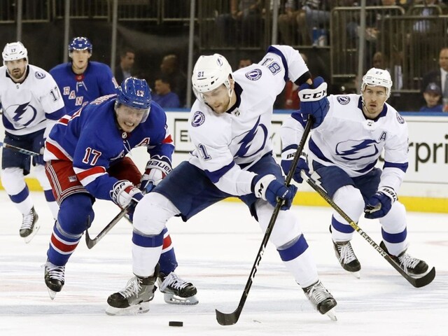 NHL: Tampa víťazne, Černák vo veľkom strieľal aj bodyčekoval