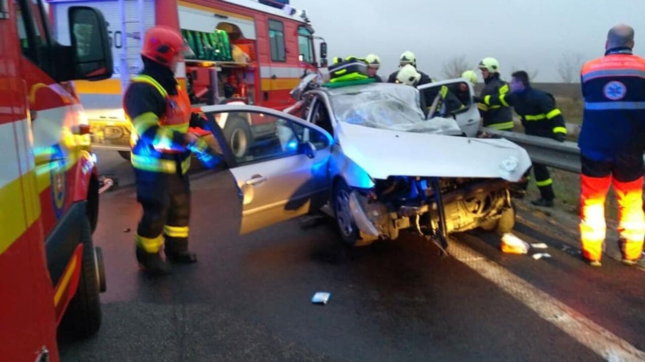 Zrážka dvoch áut a nákladiaku na R1 si vyžiadala jednu obeť