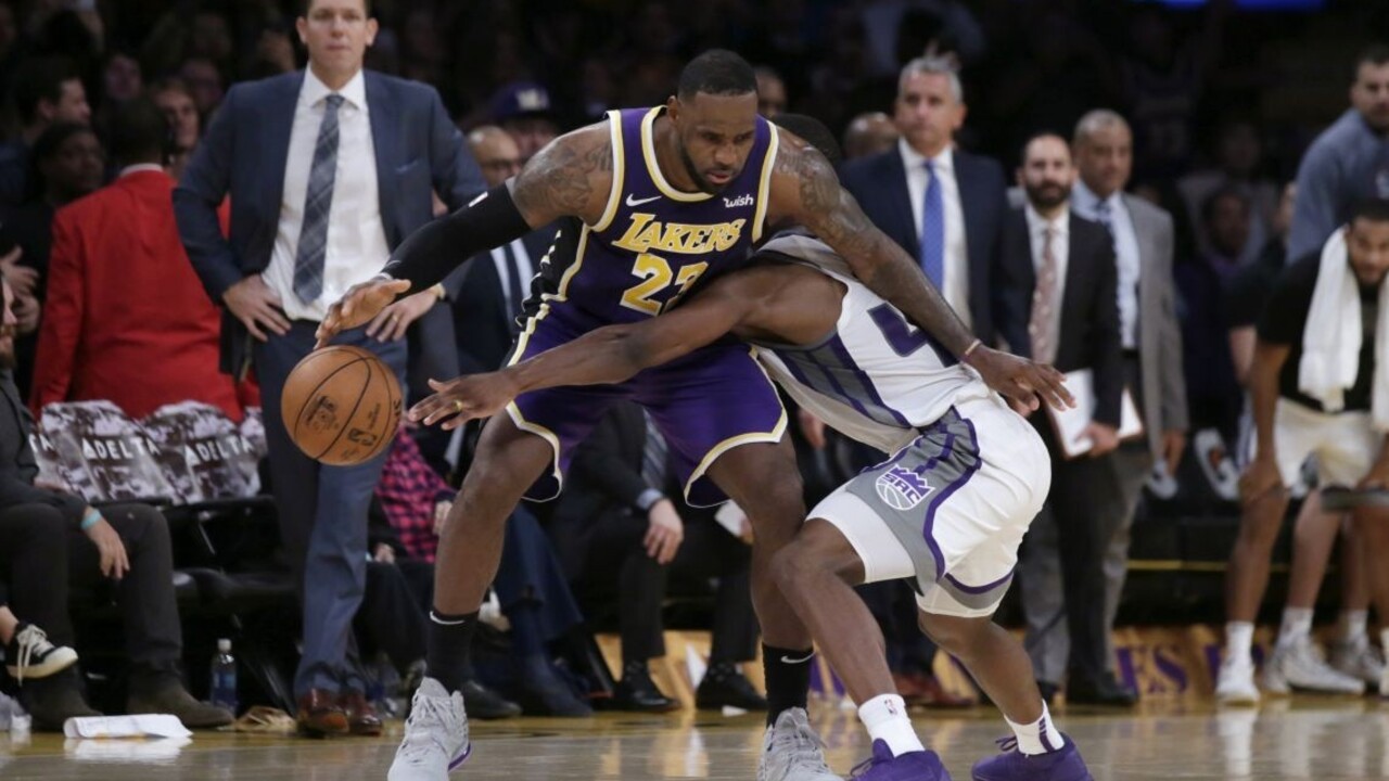 NBA: LA Lakers zdolali Sacramento, James prispel 29 bodmi