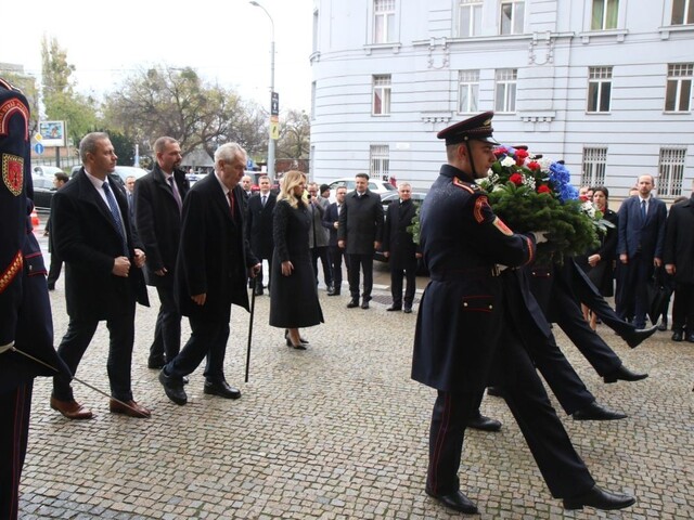 Z. Čaputová a M. Zeman položili vence k pamätnej tabuli