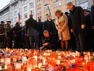 Kam to nesieš, ty zbabelec. Babiša pri pokladaní kvetov vypískali