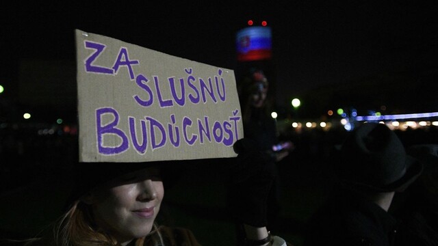 Na námestie prišli tisíce ľudí, volali po slušnosti a porazení zla