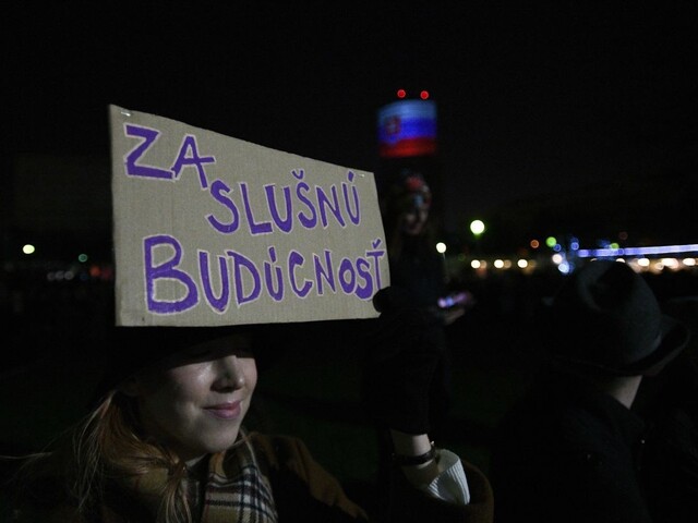 Na námestie prišli tisíce ľudí, volali po slušnosti a porazení zla