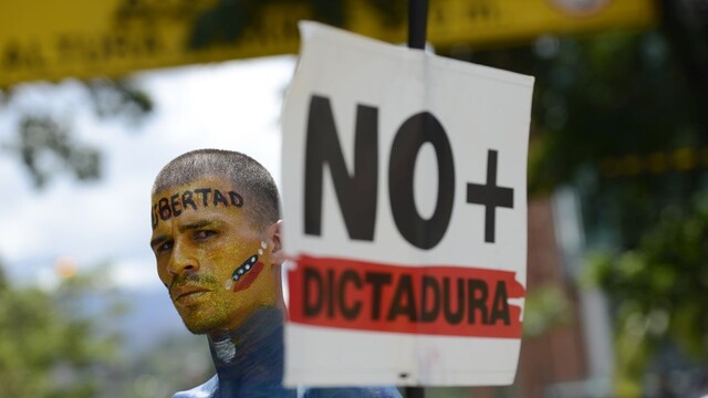 Bolívia je vzorom venezuelskej opozície, demonštranti vyháňajú Maduru