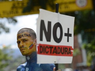 Bolívia je vzorom venezuelskej opozície, demonštranti vyháňajú Maduru