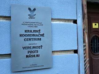 Banská Bystrica vzdala poctu VPN, odhalila jej pamätnú tabuľu