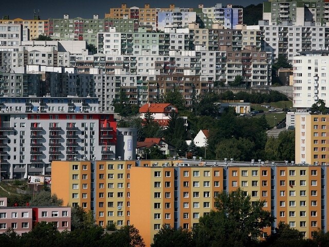 Úroky klesajú, hypotéky sa sprísňujú. NBS chce chrániť klientov