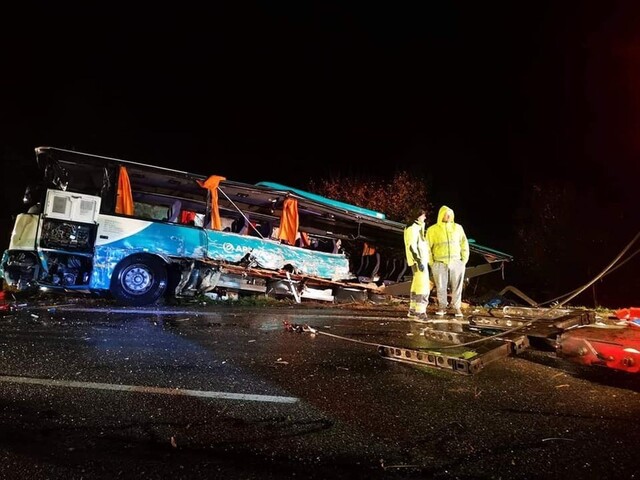 Chlapec z nehody autobusu bojuje o život, časť ranených prepustili
