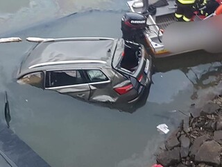 S autom skončil v Oravskej priehrade, šofér pád neprežil