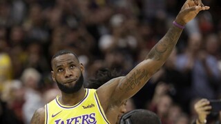 LA Lakers vyhrali už štvrtý zápas v rade a sú na čele NBA