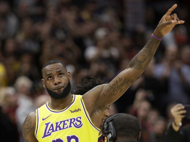 LA Lakers vyhrali už štvrtý zápas v rade a sú na čele NBA