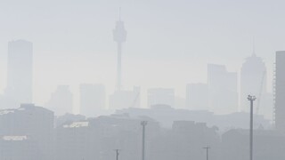 Mesto so známou stavbou ukryl dym. Chorých obyvateľov varujú