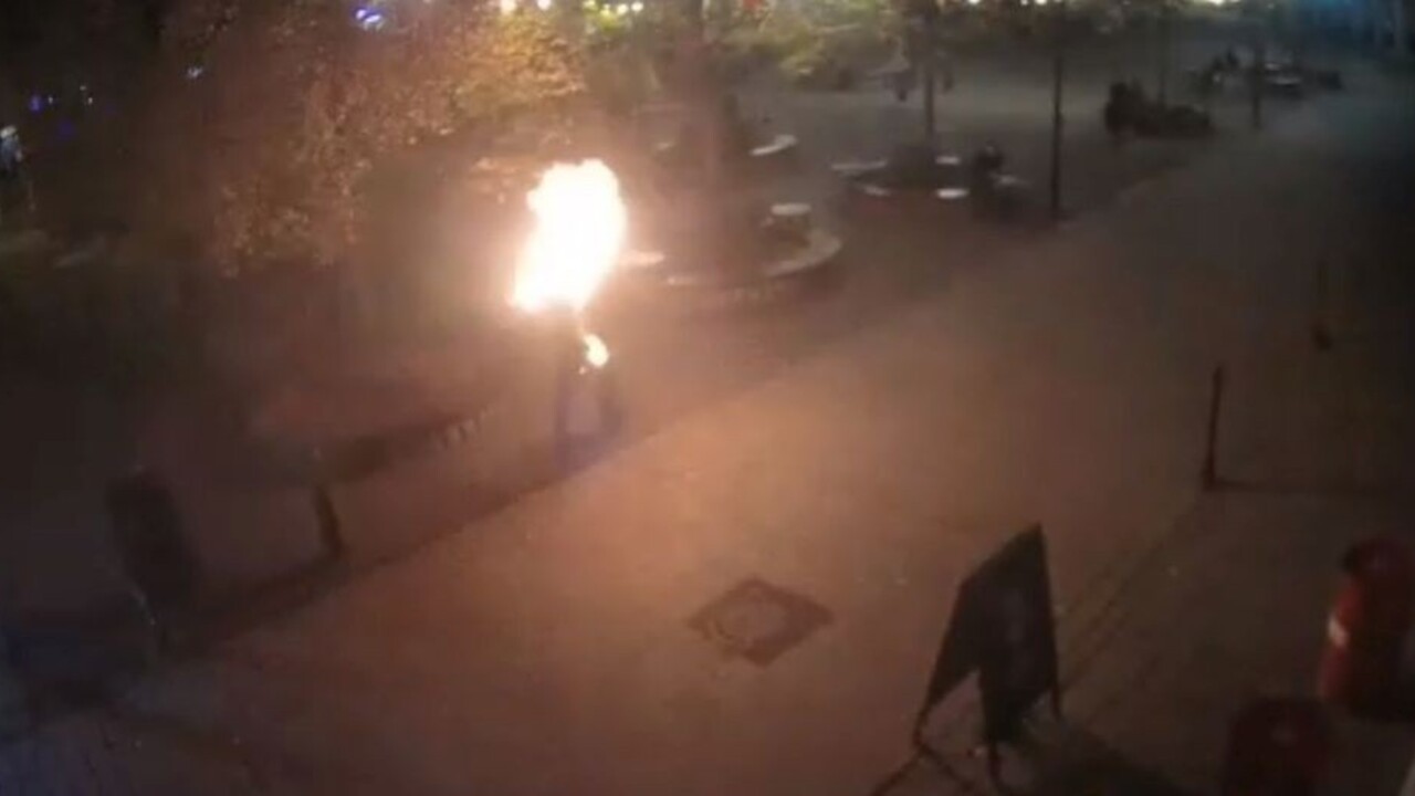 V bratislavskom centre sa podpálil muž, ktorého odmietali ženy