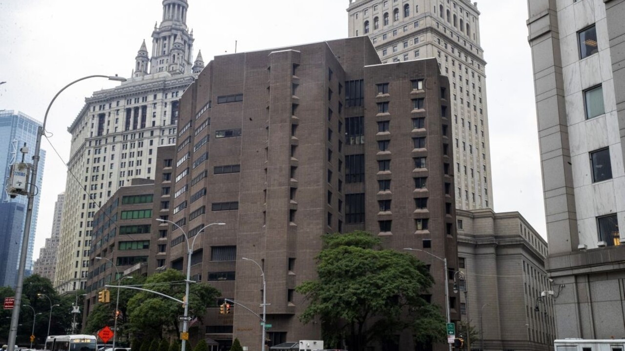 Epsteina mali strážiť v čase smrti, obvinili ich z falšovania