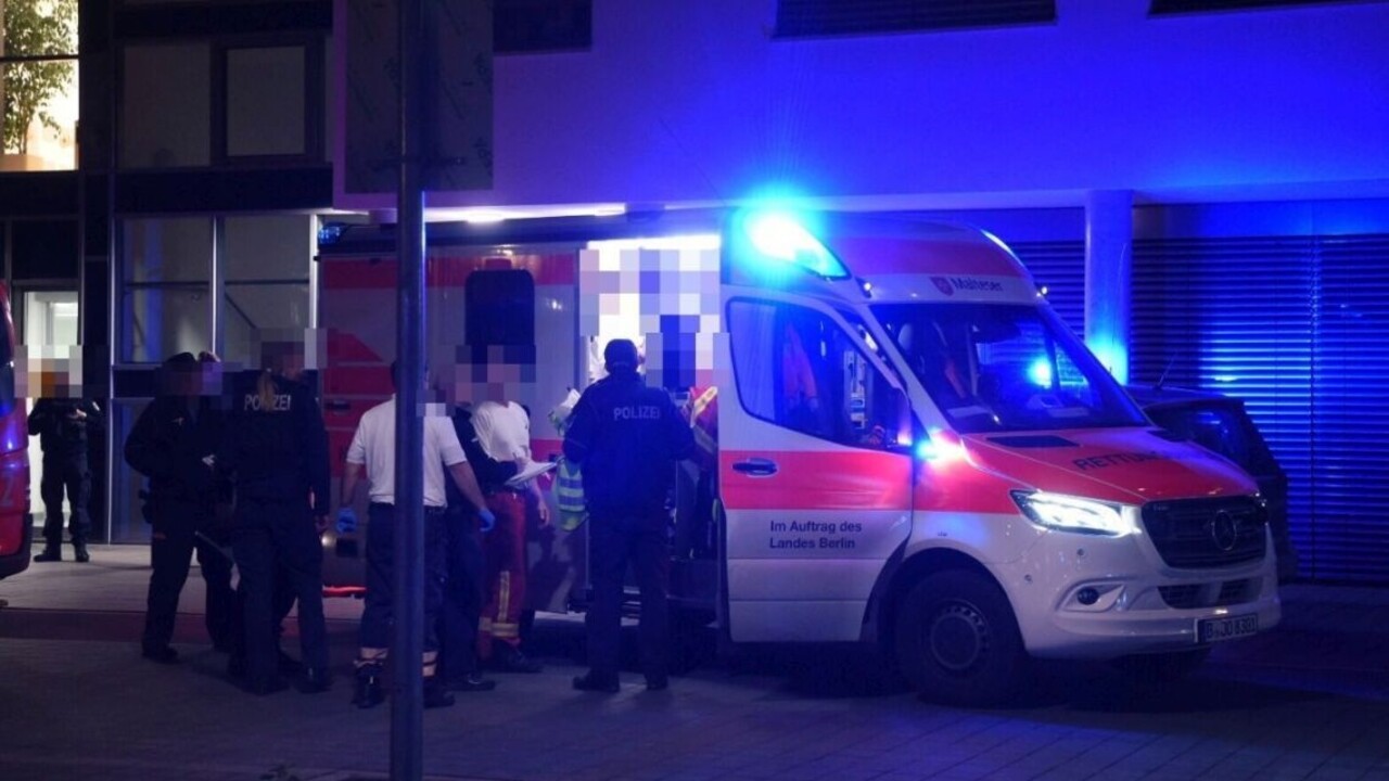 Rečníka na prednáške dobodali, obeťou je syn exprezidenta