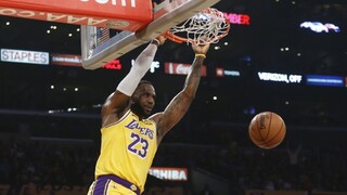 NBA: Lakers zdolali Oklahomu, LeBron opäť lámal rekordy