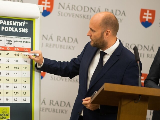 Premiér prehovoril o obvinení tieňového ministra, odmieta kritiku