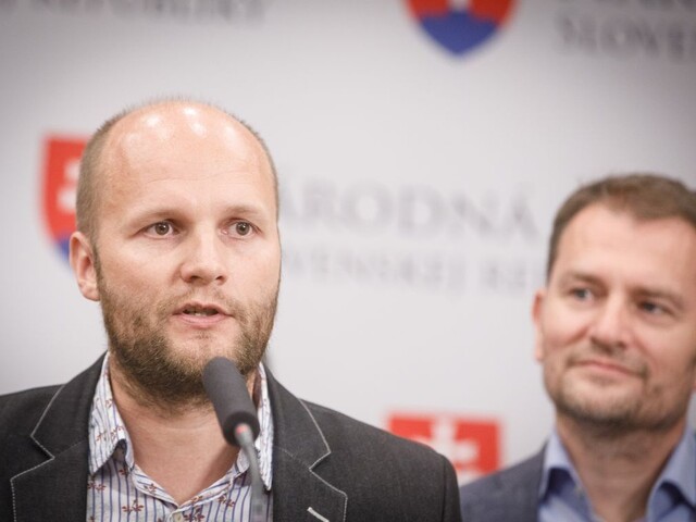 Absurdné, tvrdí Naď po obvinení. Premiér zvolal Bezpečnostnú radu