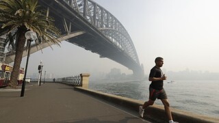 V Austrálii naďalej zúria požiare, Sydney je zahalené dymom