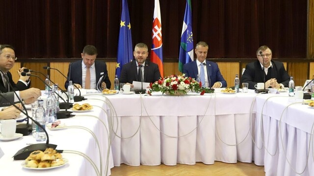 Vláda zasadla pri hraniciach. Milióny pôjdu okresu i športu