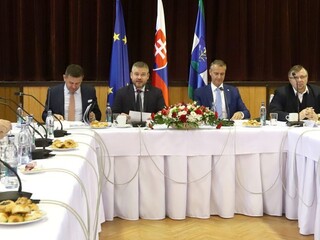 Vláda zasadla pri hraniciach. Milióny pôjdu okresu i športu