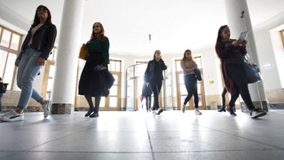 Rezort chce odbremeniť vysoké školy, prevezme uznávanie diplomov