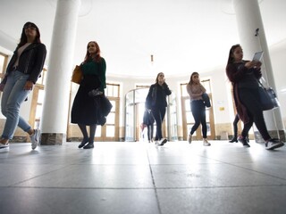 Rezort chce odbremeniť vysoké školy, prevezme uznávanie diplomov