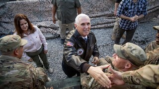 Viceprezident USA sa nečakane objavil v Iraku, navštívil vojakov