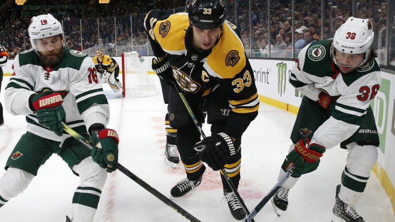 NHL: Chára prispel asistenciou k triumfu Bostonu, Halák nechytal