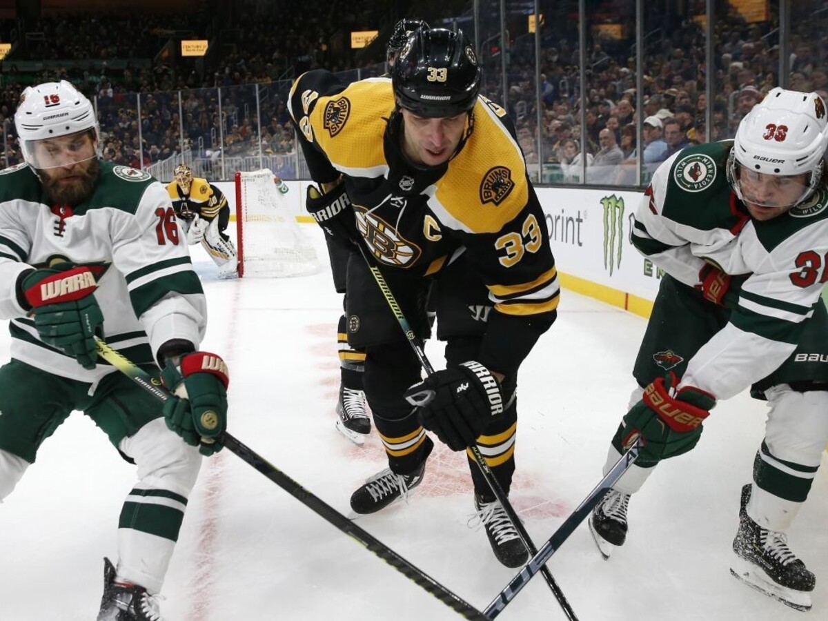 NHL: Chára prispel asistenciou k triumfu Bostonu, Halák nechytal
