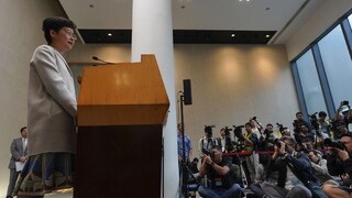 Prehrala, no nepoľaví. Lamová odmietla ustúpiť demonštrantom