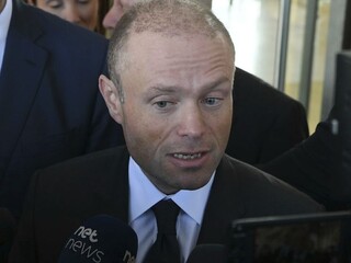 Maltský premiér sa drží kresla, pre vyšetrovanie vraždy neodstúpi