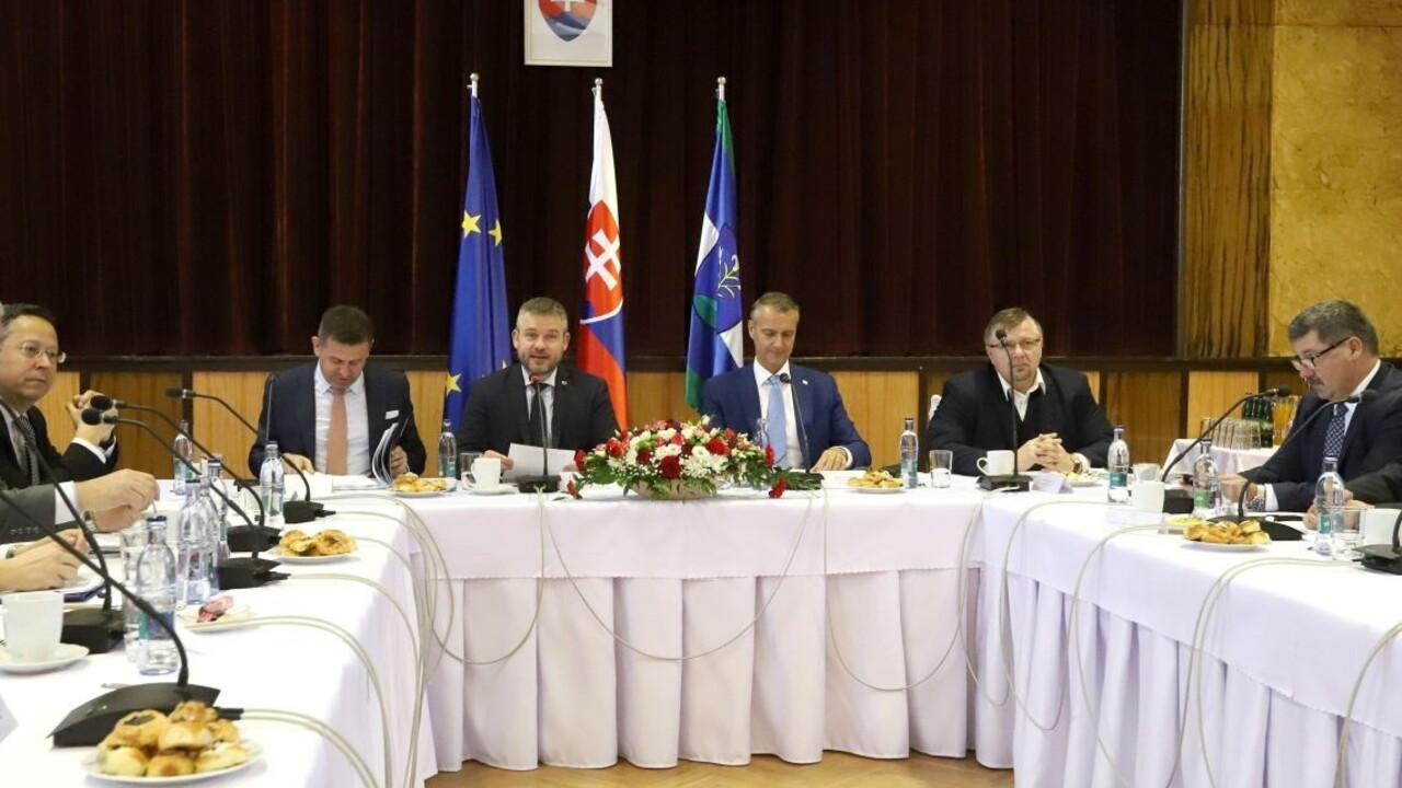 Vláda mimoriadne zasadne, bude sa venovať očiste súdnictva