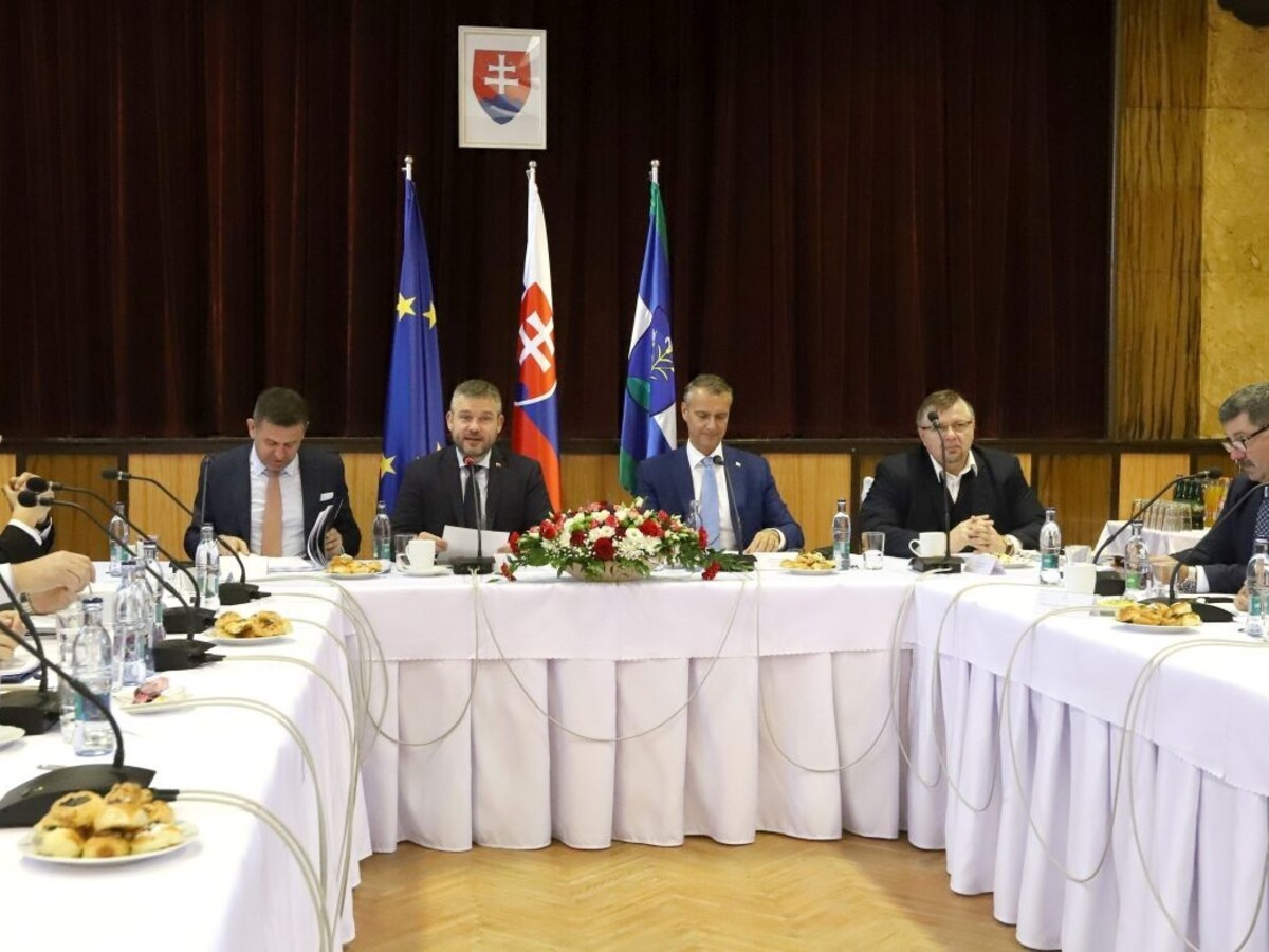 Vláda mimoriadne zasadne, bude sa venovať očiste súdnictva