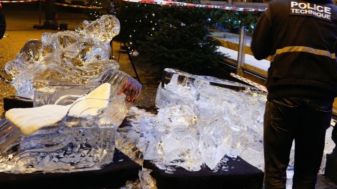 Na malého chlapca spadla socha z ľadu, zdobila vianočné trhy