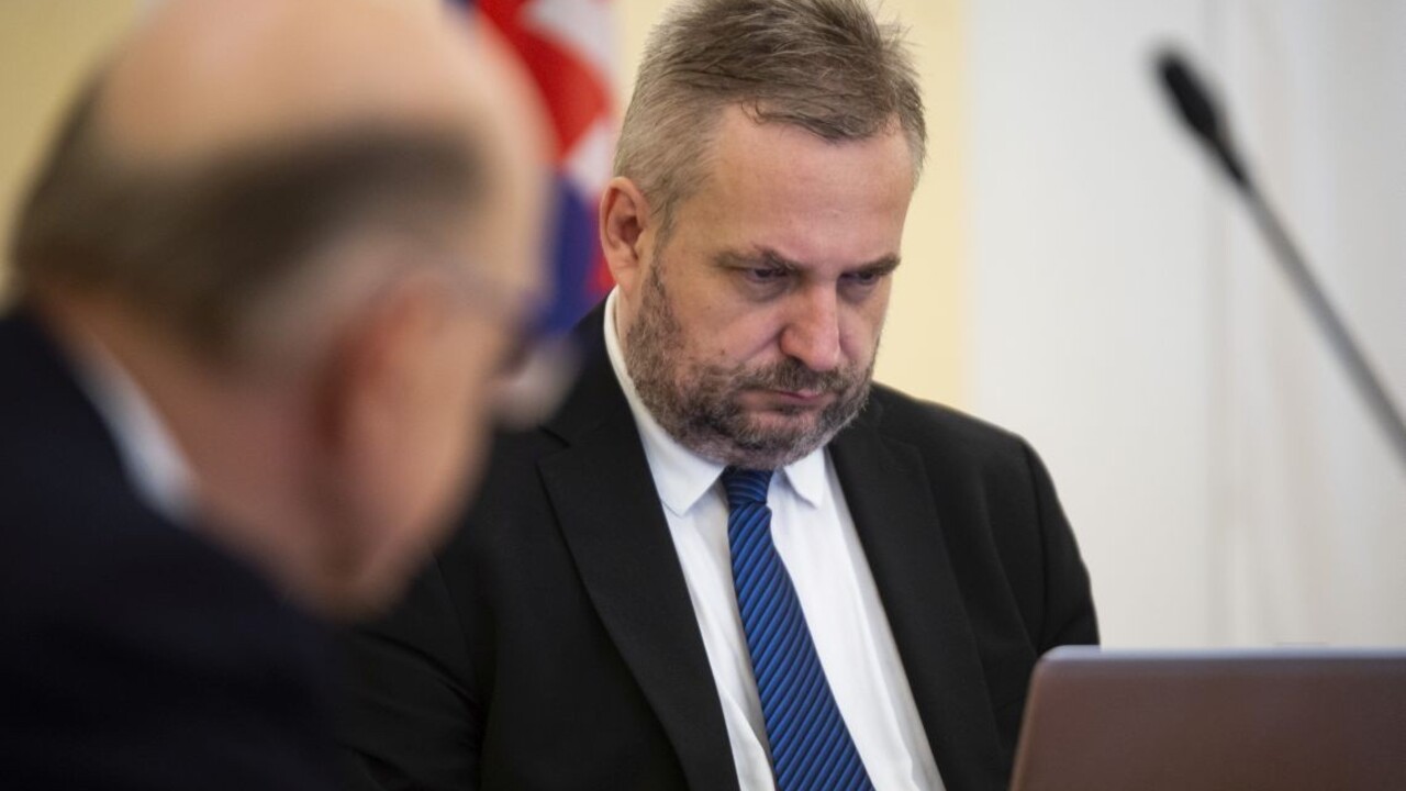 Vláda chce očistu justície v skrátenom konaní, Dostál má iný návrh