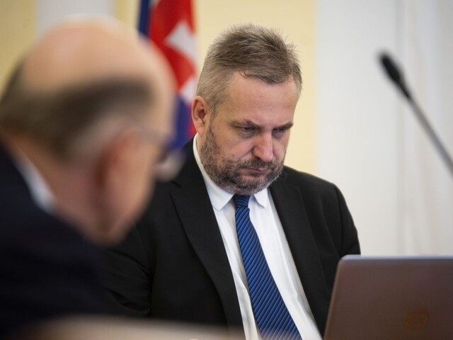 Vláda chce očistu justície v skrátenom konaní, Dostál má iný návrh