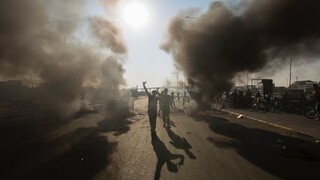 Protivládni demonštranti vypálili konzulát, zasiahla aj polícia