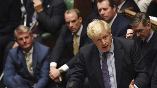 Johnsonova strana je favoritom volieb, labouristom šance pohasínajú