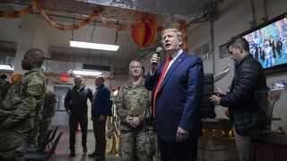 Trump prekvapil vojakov v Afganistane, servíroval im večeru