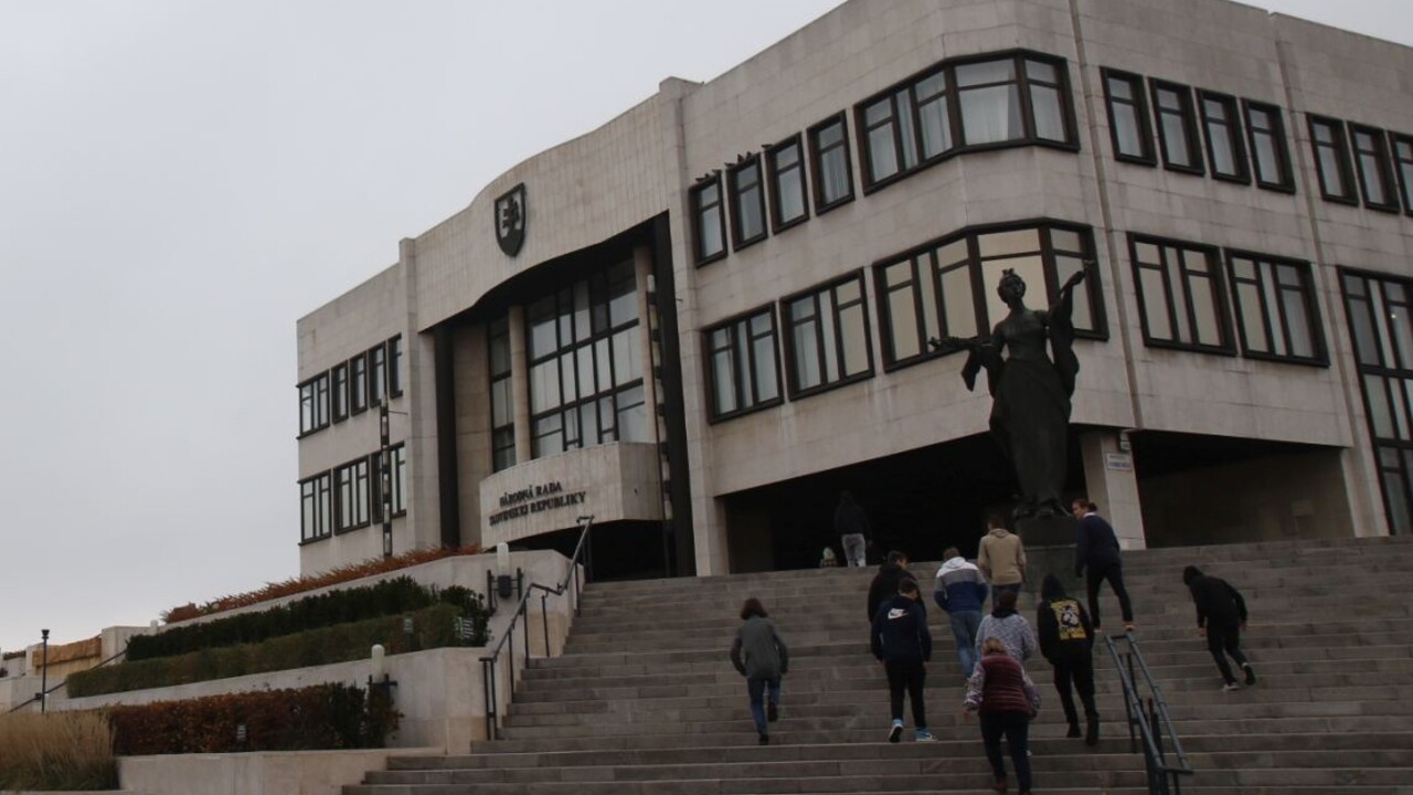 Strany dostanú v parlamentných voľbách čísla, budú ich žrebovať