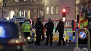 Útočníka z Londýna zastrelili. Mal na sebe atrapu výbušniny