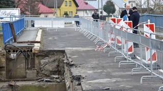 Poškodený most uzavreli, jeho rekonštrukcia je v nedohľadne
