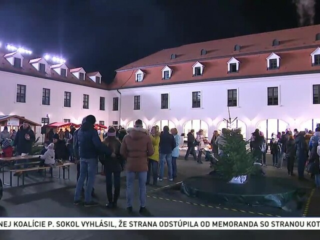 Rozsvietením stromčeka sa začali vianočné trhy na hrade