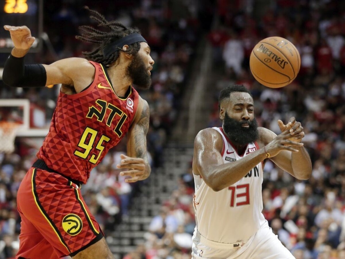 NBA: Harden dal 60 bodov pre Houston a vyrovnal Jordana